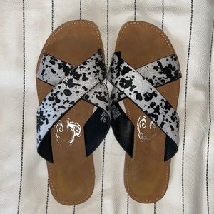 Womens 9.5 Very G brand Cow print sandals